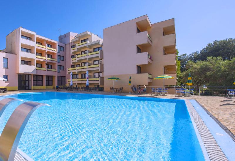 hotel Donat s bazénom a hlavnou budovou. Chorvátsko.