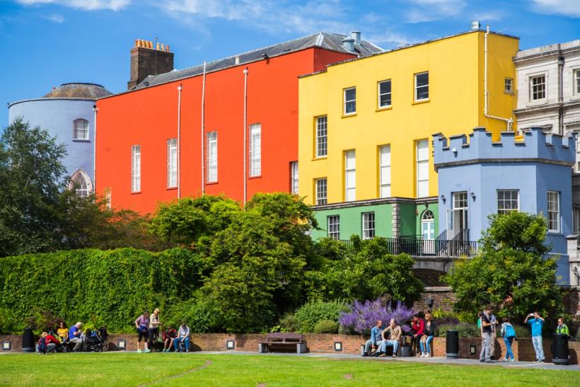 Dublinské farebné budovy a park s ľudmi. Írsko.