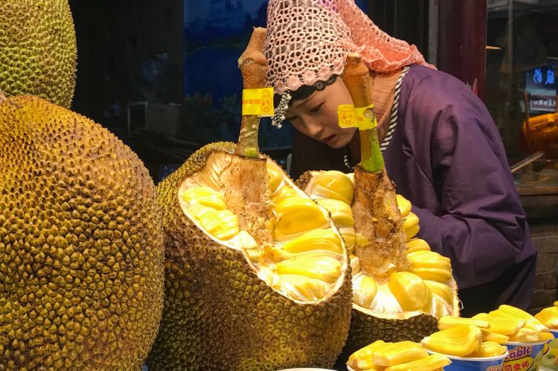 Číňanka predávajúca durian.
