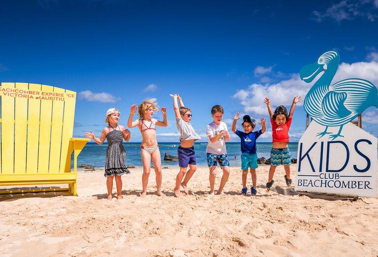 Deti na pláži pred hotelom Victoria Beachcomber na ostrove Maurícius.
