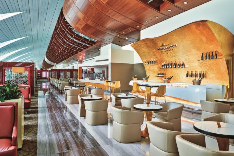 Exkluzívny Moët & Chandon kútik bol navrhnutý špeciálne pre biznis salónik Emirates na letisku v Dubaji.