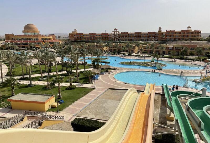 Farebné tobogany, bazén, záhrada a hotel Iberotel Costa Mares v Egypte.
