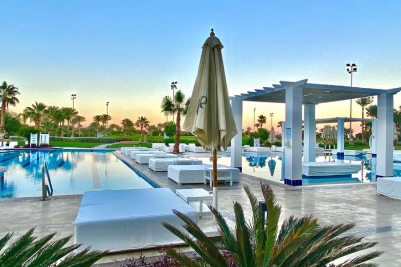 Hotelový areál s bazénom a záhradou v Hurghade. Egypt.