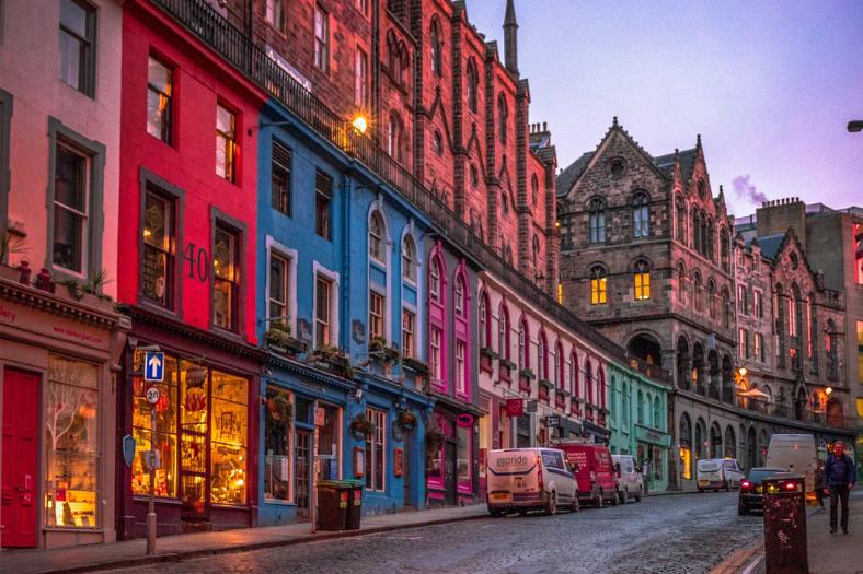 Historické mesto Edinburgh s farebnými domami. Škótsko.