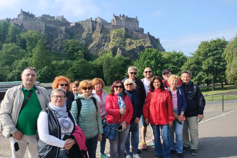 Skupina CK SATUR a v pozadí hrad. Edinburgh