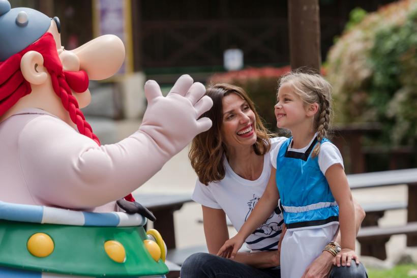 Mama s dcérou v Asterix parku.