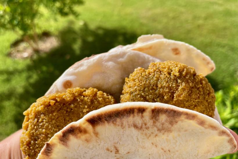 Falafel v chlebe.