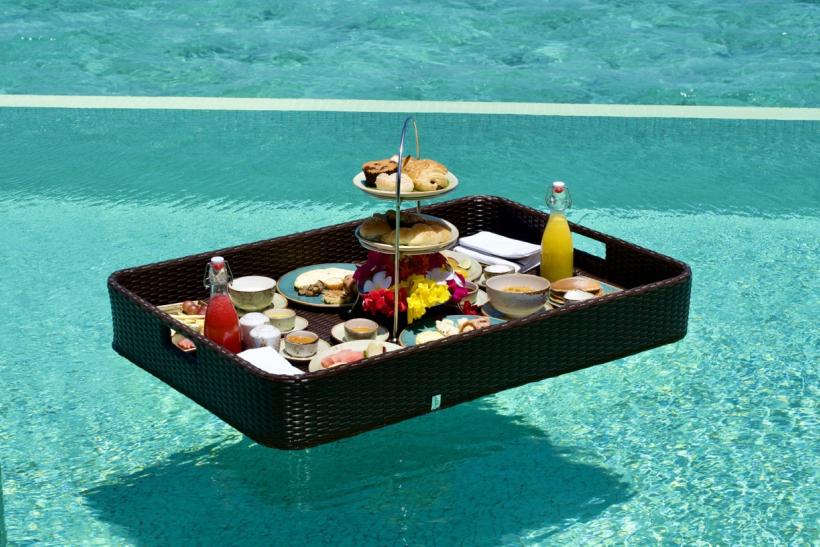 plávajúce raňajky vo vodnej vilke Noku Maldives, Vignette Collection, Maldivy