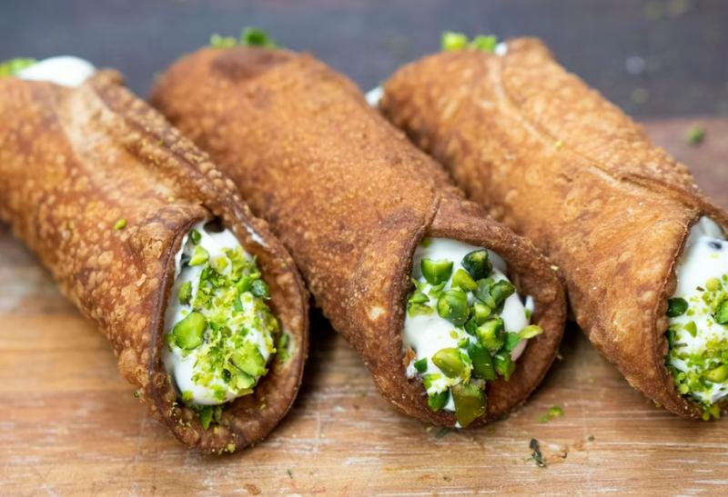 Sladké cannoli plnené krémom.