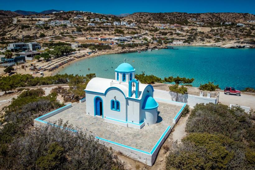 Kostol a pláž na ostrove Karpathos.