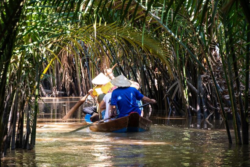 Ľudia na lodi na rieke Mekong.