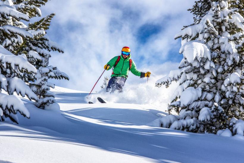 freeride lyžiar na svahu v Rakúsku