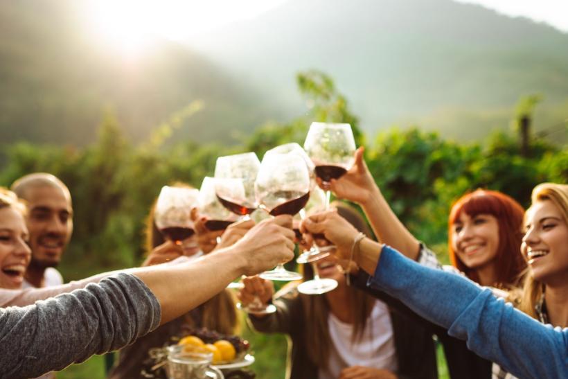 partia cestovateľov pri víne v Toskánsku