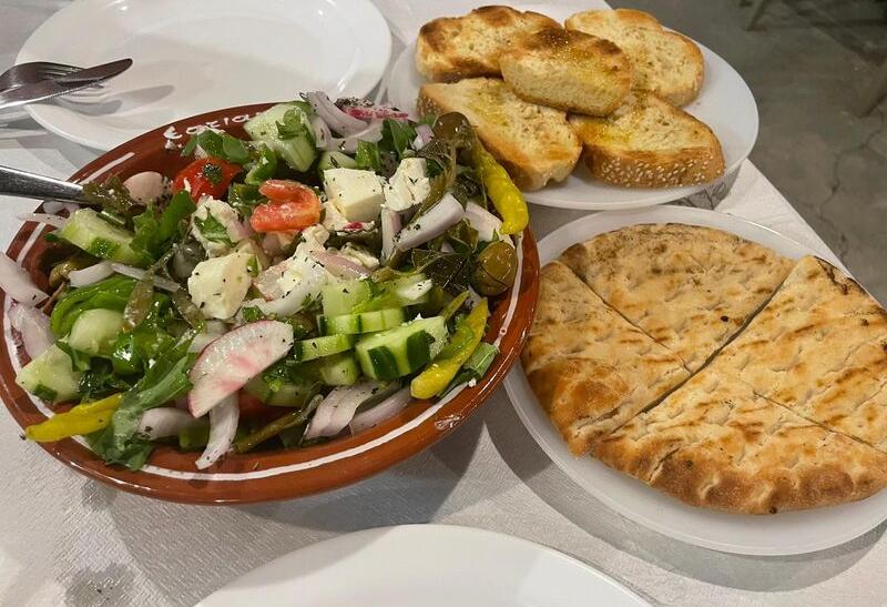 Grécka gastronómia - tradičný šalát - je vynikajúci príklad chutnej a zdravej stredomorskej stravy.