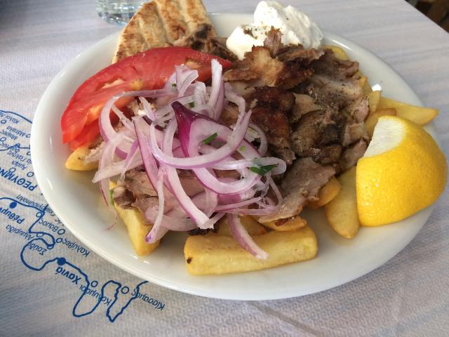 Tradičný grécky gyros s hranolkami, zeleninou a s tzatziki.