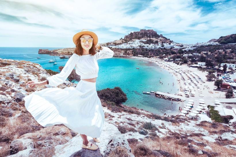 žena v bielych šatách pri meste Lindos, Rodos