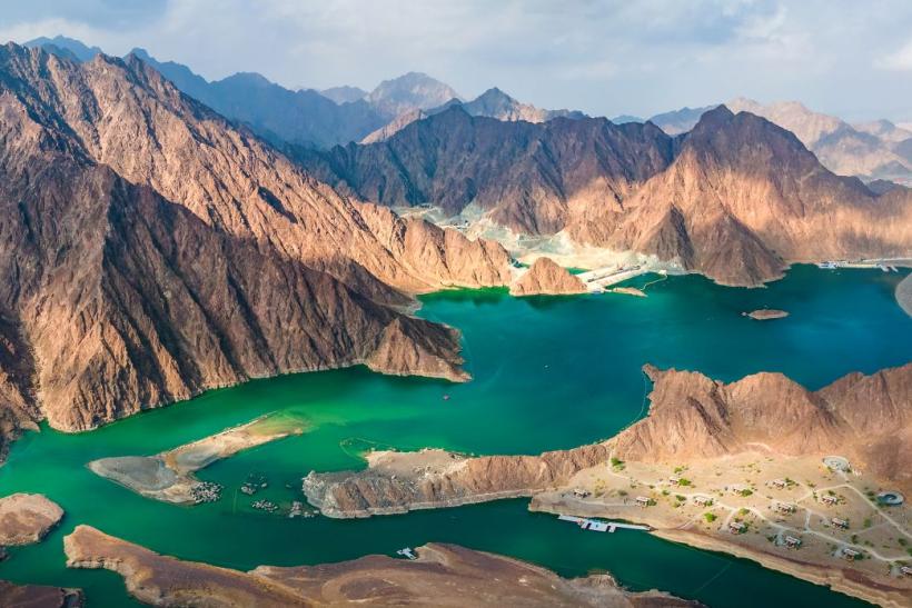 Pohľad na krásne jazero Hatta, Spojené arabské emiráty.