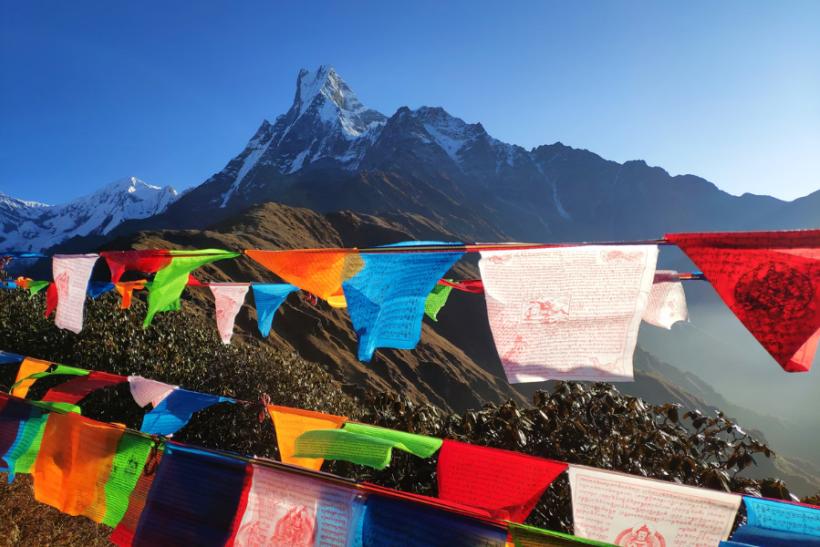 Pohľad na Himaláje a vlajky. Nepál
