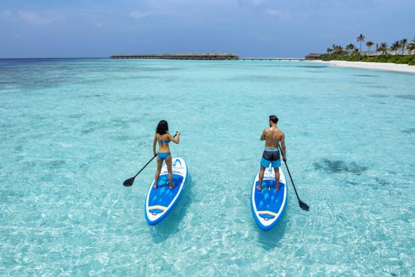 Muž a žena na paddleboarde na Maldivách