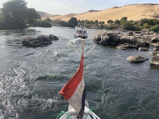 Rieka Níl a plavba motorovým člnom v Asuáne.