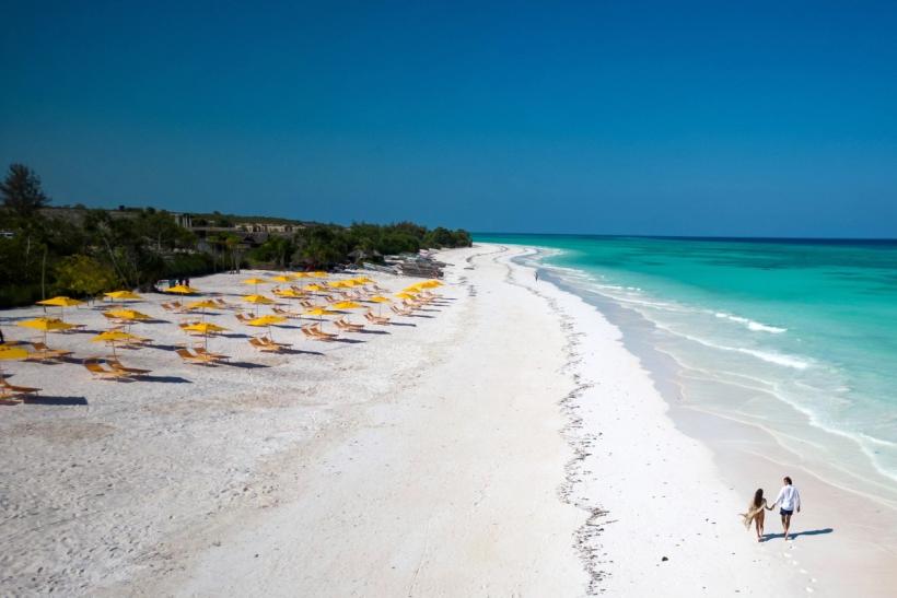 Piesková pláž pred hotelom Emerald. Zanzibar