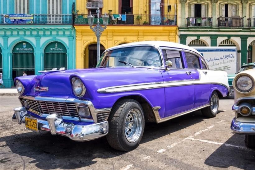 Fialové auto v Havane. Kuba