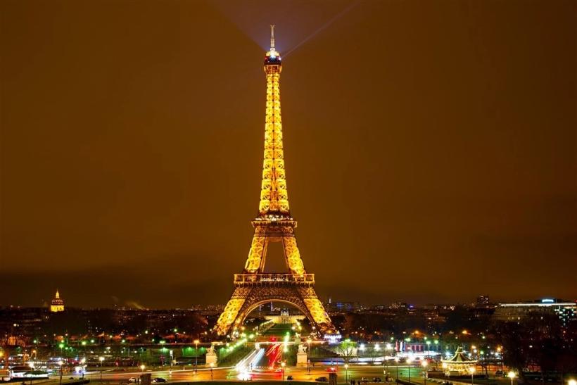 Osvetlená Eiffelova veža. Paríž