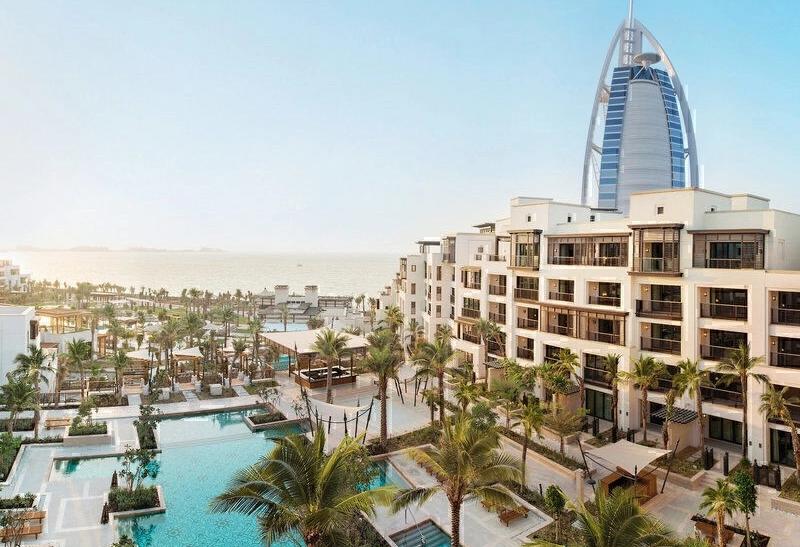 Bazén a budova hotela Madinat Jumeirah Al Naseem.