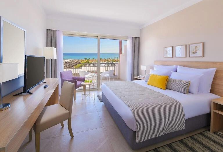 Dvojlôžková izba hotela Iberotel Costa Mares.