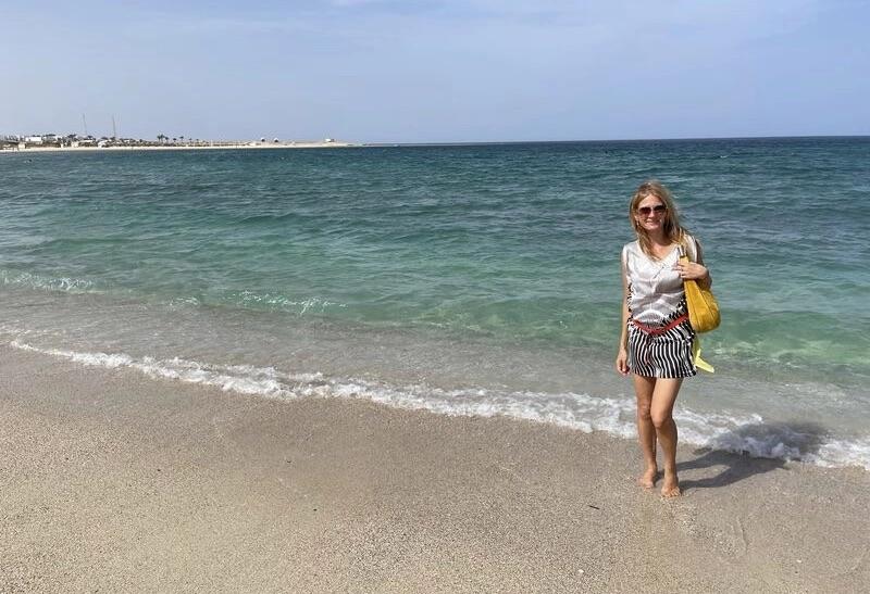 Norika Fedorová na pláži hotela Malikia Resort Abu Dabbab