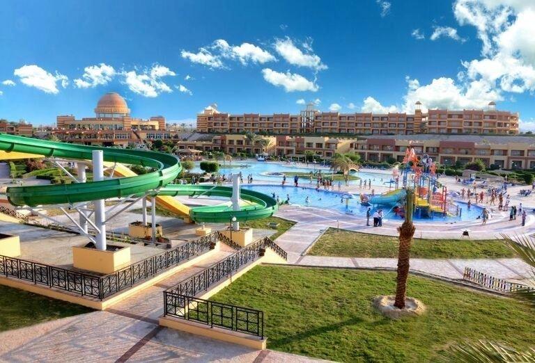 Bazén, záhrada a budova hotela Malikia Resort Abu Dabbab