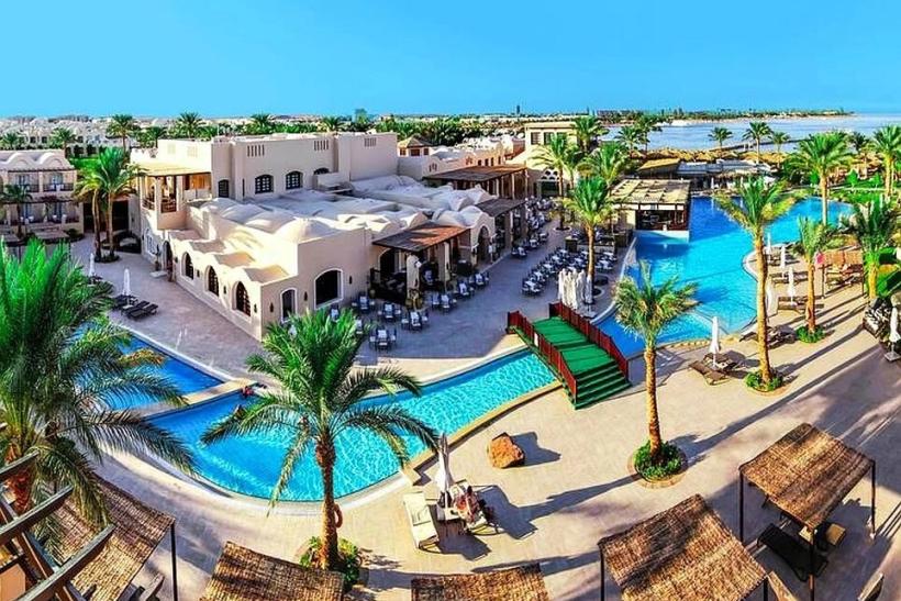 Hotelová budova a bazén Jaz Makadina. Egypt.
