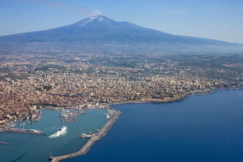 More, mesto a sopka Etna. Sicília