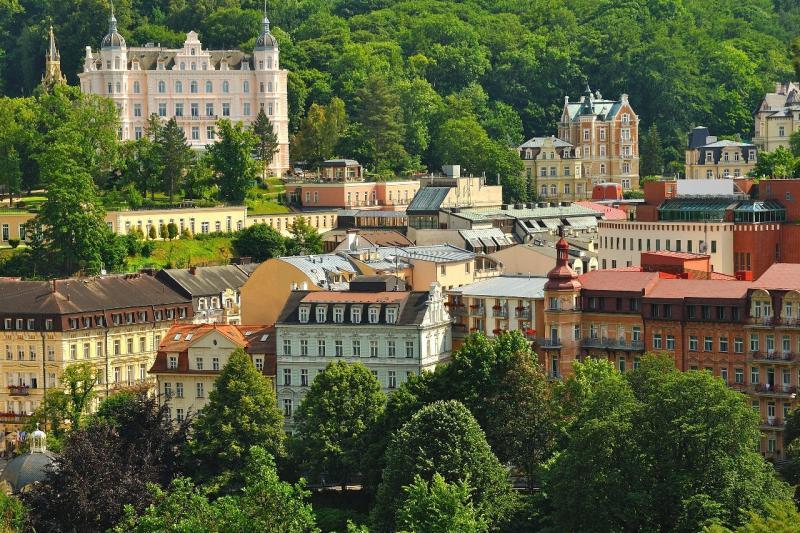 Pohľad na Karlove Vary zeleň a historické budovy.