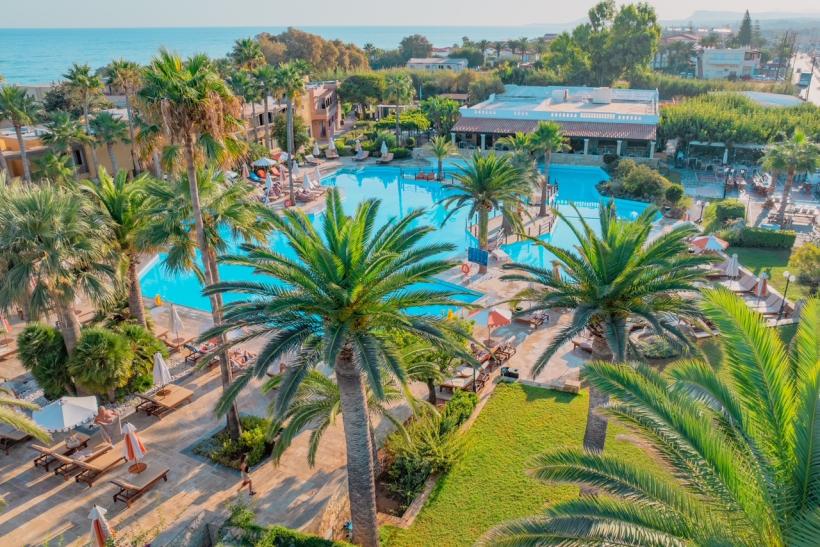 Tropická záhrada a bazén Aquila Rithymna Beach. Kréta.