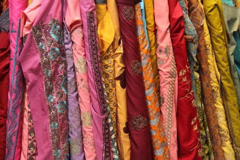 Saree typický odev miestnych žien si môžete zakúpiť a stať sa tak na chvíľku Indkou. FOTO: archív CK SATUR
