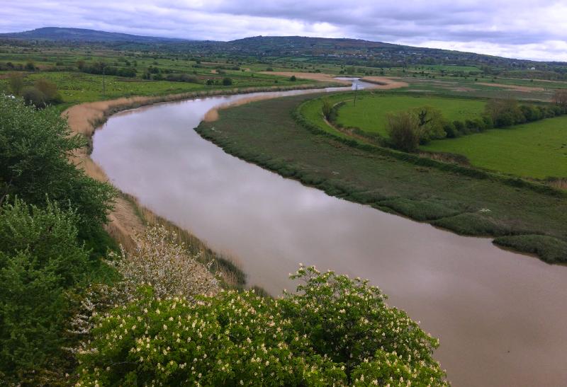 Zelená írska príroda a rieka. Írsko.