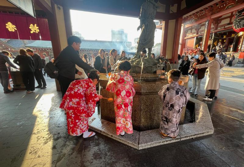 Deti tradične oblečené v kimone v chráme Asakusa v Tokiu.