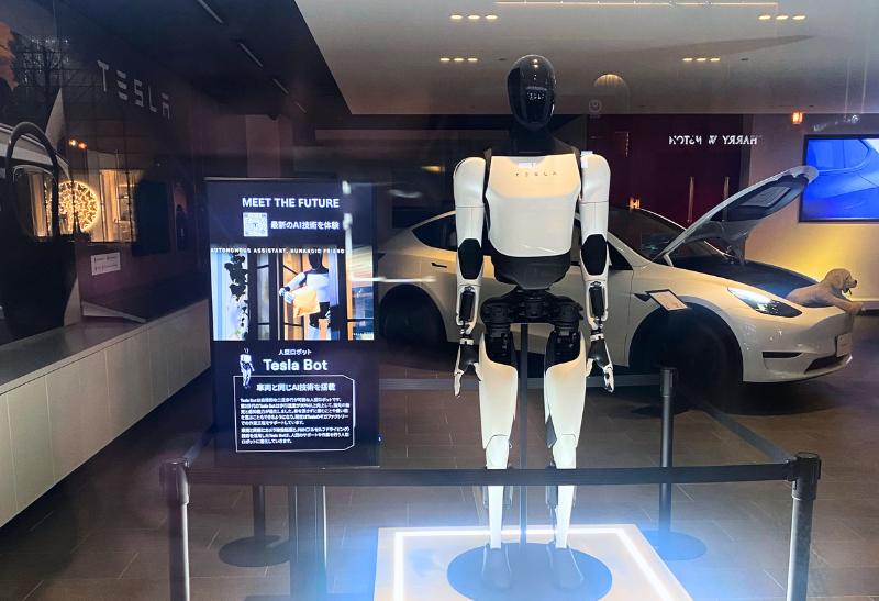Robot Tesla v Osake vo výklade.
