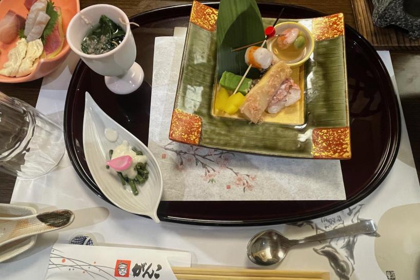 Japonské tradičné stolovanie so zdravými potravinami.