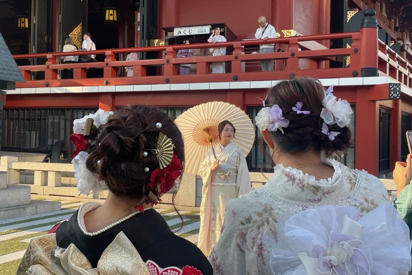 Japonské ženy v kimone a so slnečníkom v chráme Asakusa v Tokiu.