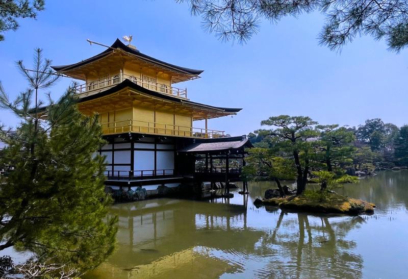 Zlatý pavilón v Kjóto a krásna záhrada a jazero.