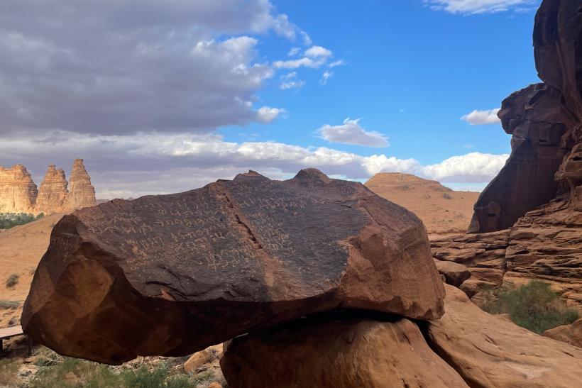 Petroglyfy na skalnom masíve v Jabal Ikmah. AlUla. KSA