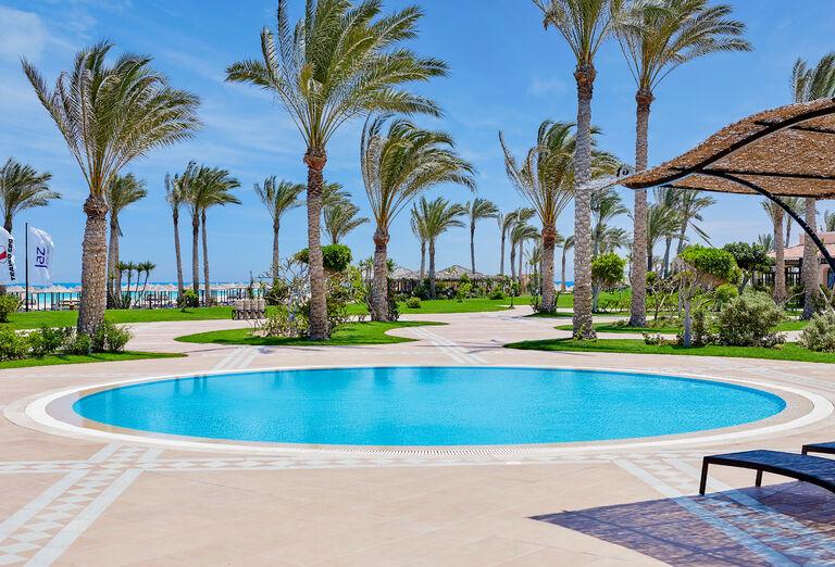 Krásne vonkajšie prostredie s bazénom, záhradou hotela Jaz Almaza. Egypt.