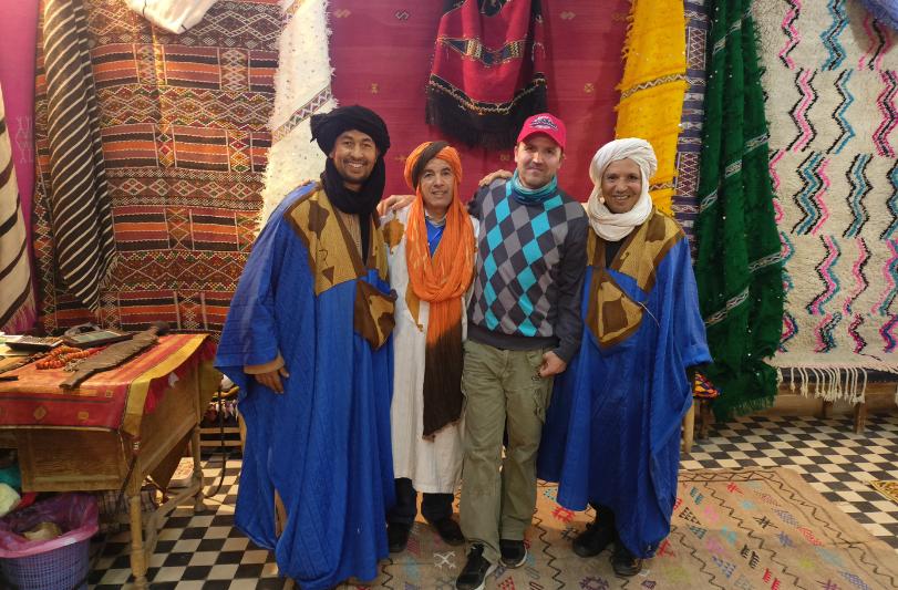 Juraj Okál - sprievodca CK SATUR s predavačmi kobercov v Maroku.