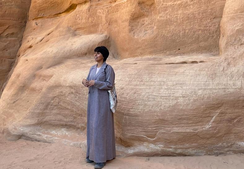 Saudská sprievodkyňa s krátkymi vlasmi v archeologickom nálezisku Hegra. KSA