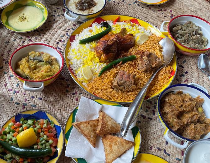 Saudské stolovanie na zemi, ryža, ťavie a kuracie mäso, pečienka, kyslé mlieko. Rijád. KSA.
