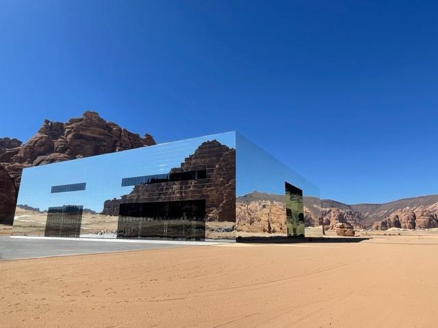 Zrkadlová budova v púšti. AlUla. KSA