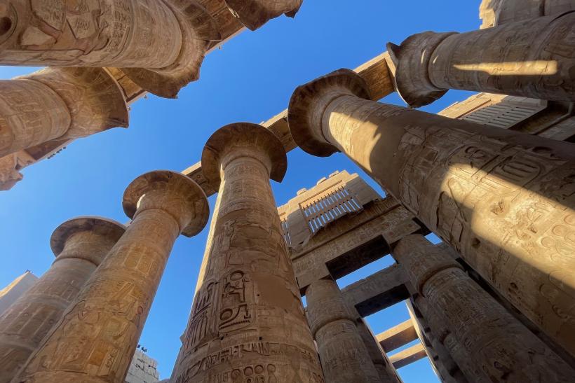 Mohutné stĺpy v Karnaku v Egypte.