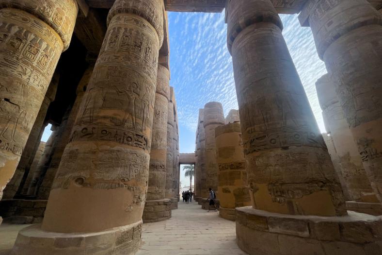 Stĺpová sieň v hieroglyfmi v Karnaku. Luxor